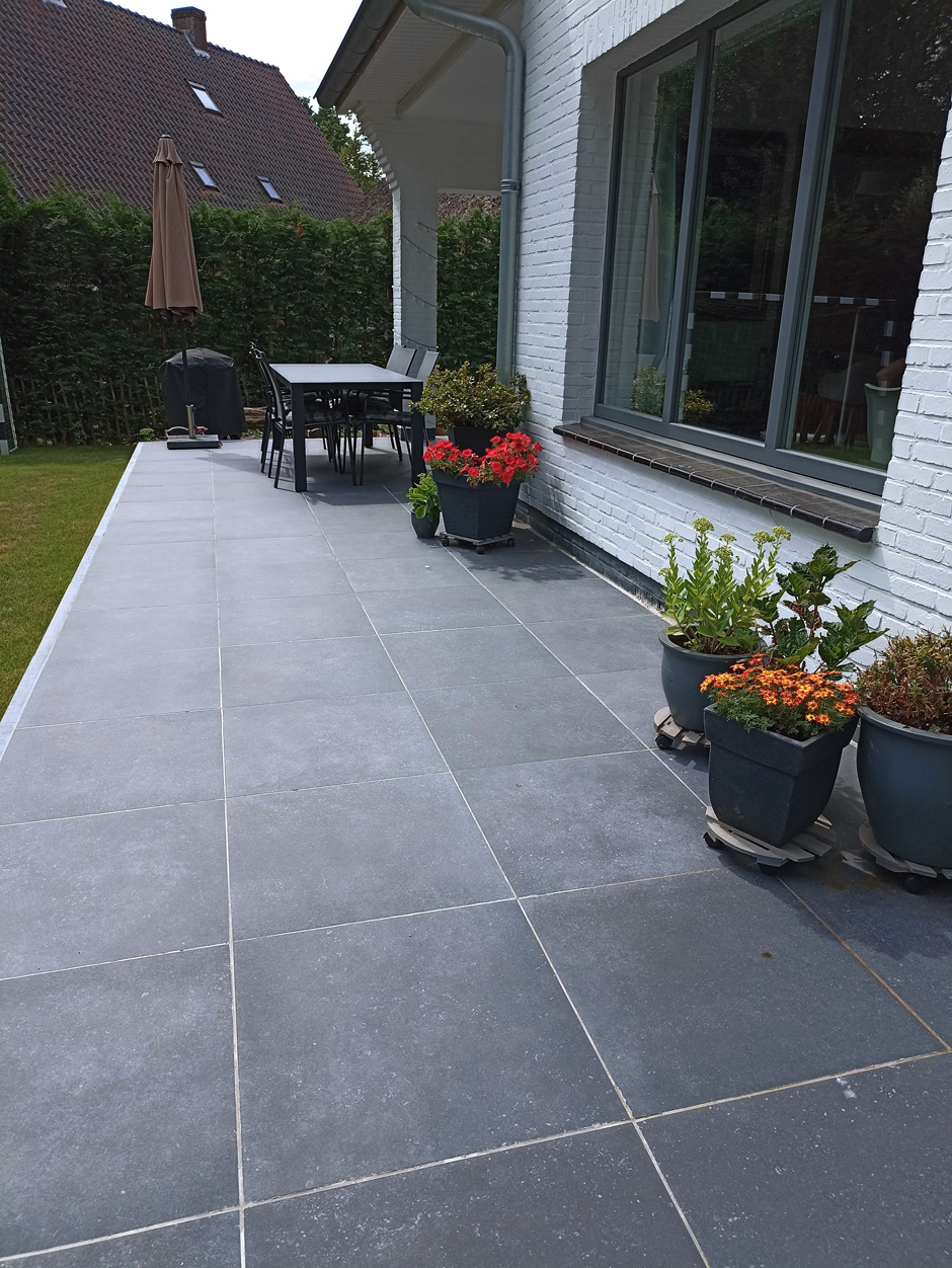 mega tegels, platines, kasseien laten plaatsen